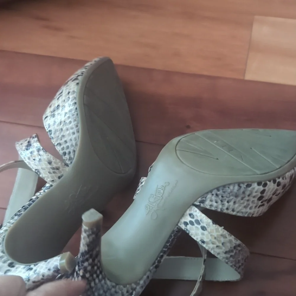 Life Stride Tan Heels with Snakeskin Pattern Size 8.5